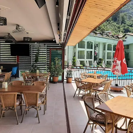 Ξενοδοχείο με διαμερίσματα Palm Garden İcmeler