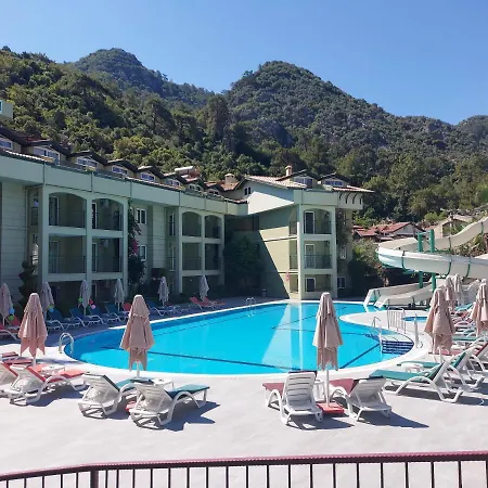 Ξενοδοχείο με διαμερίσματα Palm Garden İcmeler